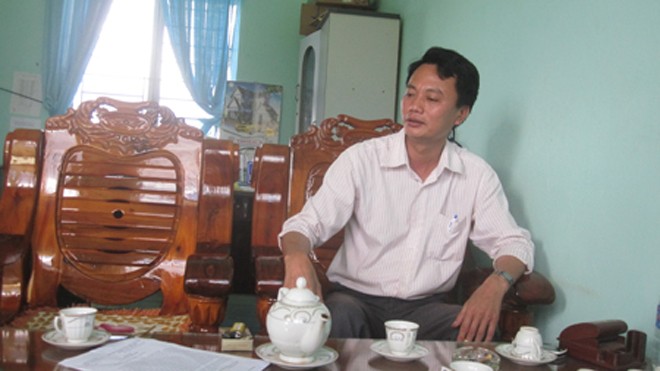 Ông Tạ Văn Quận - Phó Bí thư xã Ia Yok làm việc với PV