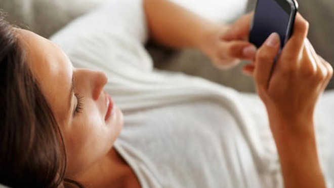 Sử dụng điện thoại trước khi ngủ ảnh hưởng đến giấc ngủ của bạn - Ảnh: Shuterstock 