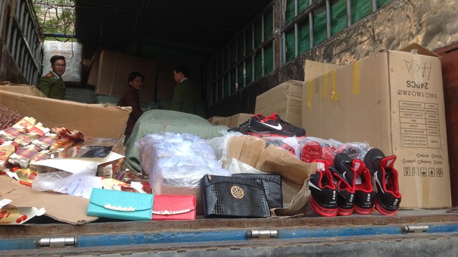 Bắt giữ 9 xe tải chở đầy hàng lậu từ biên giới về Hà Nội