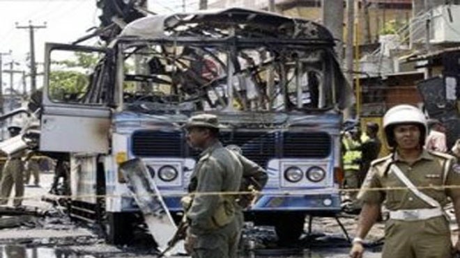 Chiếc xe buýt bị phá hủy trong vụ đánh bom. Ảnh: The News Tribe