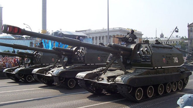  Pháo tự hành Msta-S duyệt binh ở Kiev.
