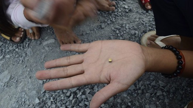 “Vàng” người dân nhặt được có kích thước to cỡ đầu đũa, tách rời hoặc dính vào các mẫu đá dăm rải mặt đường