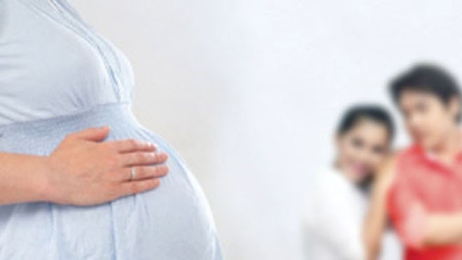 Khi trẻ được giao cho "mẹ ruột", chế độ thai sản của người mang thai hộ cũng được chuyển cho người nhờ mang thai hộ để đảm bảo điều kiện chăm sóc trẻ.