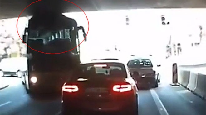 Xe buýt đụng trần đường hầm, phá nát đèn giao thông