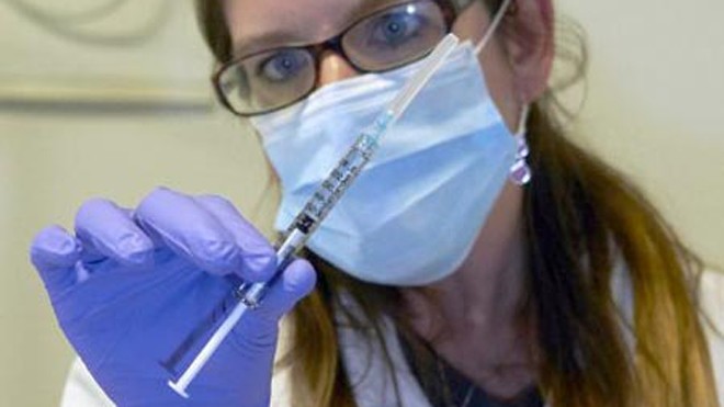 Một mũi hay hai? Nhiều câu hỏi trong cuộc đua phát triển vắc xin Ebola