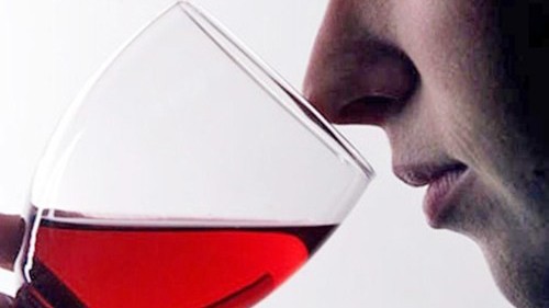 Rượu vang đỏ có nhiều tác dụng song lại dễ gây ố răng. Ảnh: Internet.
