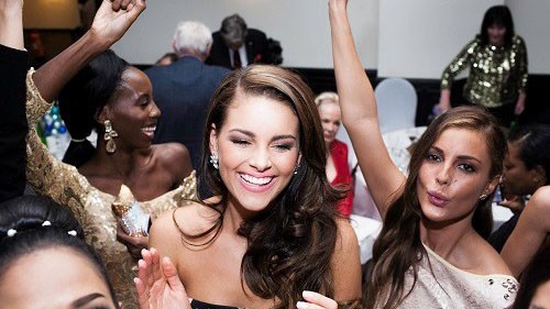 Rolene Strauss tham dự bữa tiệc giáng sinh cùng các thí sinh Miss World 2014. – Ảnh: Miss World