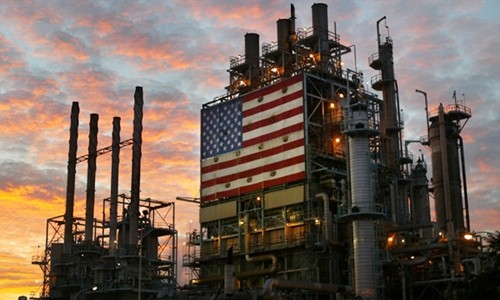 Kho dự trữ dầu của Mỹ đã mất gần nửa giá trị trong 6 tháng qua. Ảnh: AFP