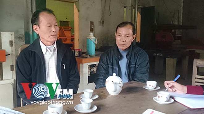 Phó Chủ nhiệm HTX Ninh Văn Chiêu (bên trái) trong buổi trao đổi với PV