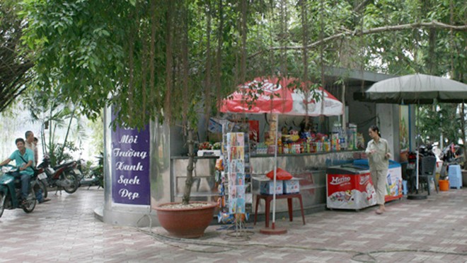 Một nhà vệ sinh công cộng tại hồ Hoàn Kiếm tận dụng diện tích bán hàng. Ảnh: Bá Đô.
