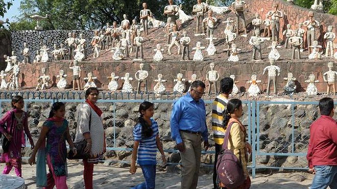 Du khách tấp nập tới tham quan khu vườn Rock Garden của Chand tại thành phố Chandigarh, bang Haryana & Punjab thuộc phía bắc Ấn Độ. Ảnh: News.