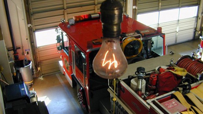 Bóng đèn được lắp ở trạm cứu hỏa số 6, thành phố Livermore, bang California. Ảnh: Odditycentral
