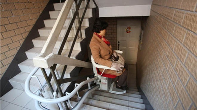 Chiếc ghế thang máy đầu tiên ở Trung Quốc. Ảnh: Guangming.