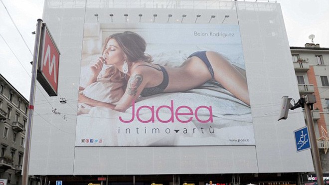 Tấm biển quảng cáo trong đó người mẫu Belén Rodríguez đang nằm trên giường trong trang phục nội y