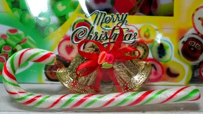 Sản phẩm kẹo gậy truyền thống vị bạc hà có sức tiêu thụ mạnh trong mùa Noel. Ảnh: Thanh Hồng.
