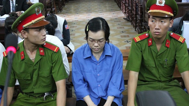 Bị cáo Huyền Như tại phiên tòa, phủ nhận có mối quan hệ làm ăn với bị cáo Nguyễn Thiên Lý. Ảnh Việt Văn