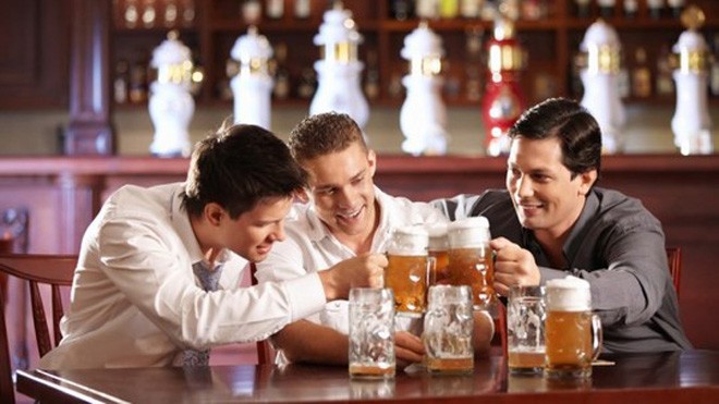 Cách uống rượu, bia ít gây hại sức khỏe trong kỳ nghỉ