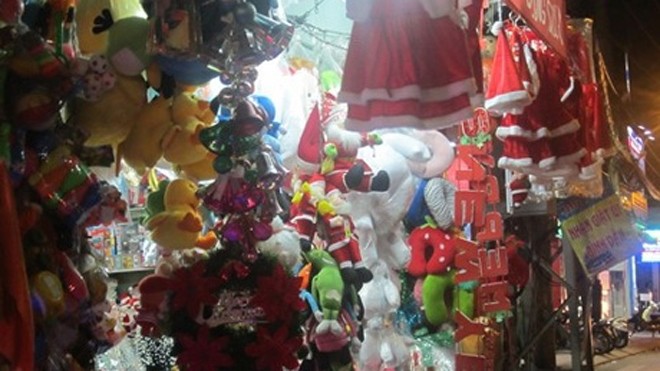 Các cửa hàng tràn ngập vật phẩm trang trí Noel.