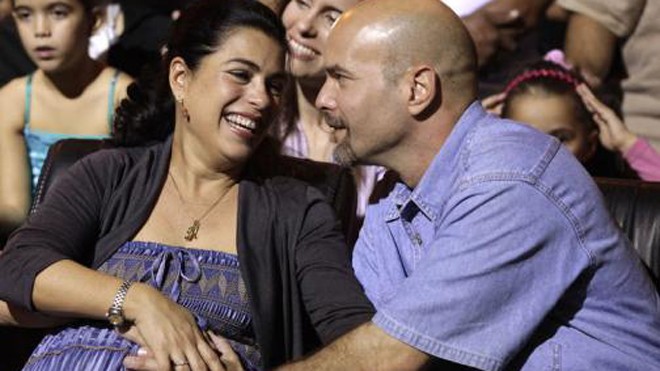 Ông Gerardo Hernandez (phai cùng vợ đang mang bầu. Ảnh: Reuters