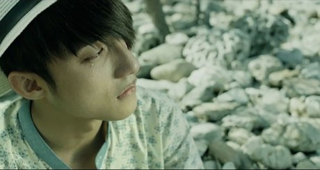 Sơn Tùng thể hiện ca khúc "Chắc ai đó sẽ về" trong bộ phim "Chàng trai năm ấy"