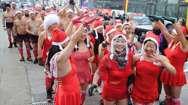 Người Trung Quốc chạy bộ quyên tiền giúp trẻ em nông thôn. Ảnh: Chinanews.