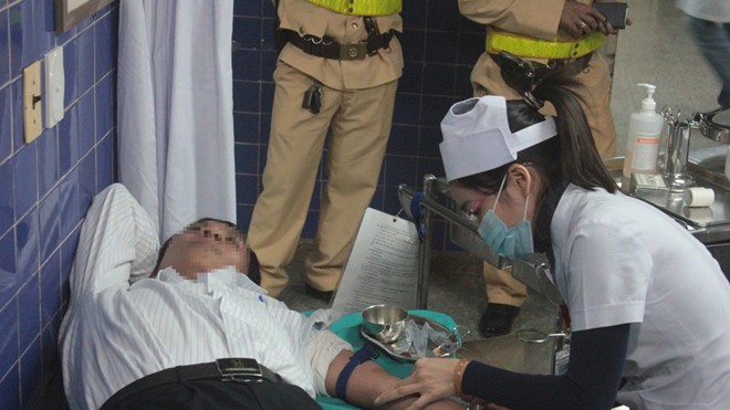 Ông Hưng được nhân viên y tế lấy máu để đo nồng độ cồn. 