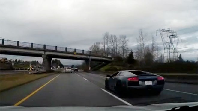 Đua tốc độ, siêu xe Lamborghini văng xuống mương
