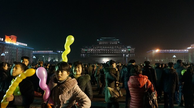 Quảng trường Kim Nhật Thành ở thủ đô Bình Nhưỡng đông nghẹt người dân ra phố chào năm mới. Ảnh: Flickr 