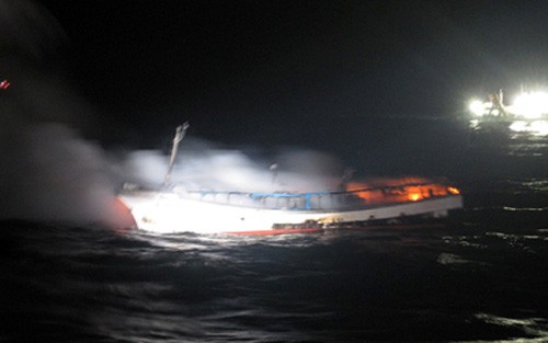 Tàu cá Munseong 103 của Hàn Quốc gặp nạn sáng nay. Ảnh: Yonhap