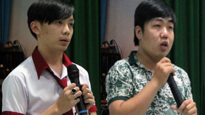 Cường (bên trái) và Lâm chia sẻ lại những 'thành tích' của mình với các bạn trong trường giáo dưỡng. Ảnh: Nguyễn Loan 