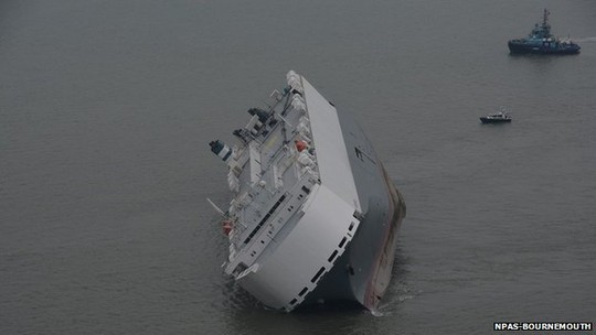 Tàu Hoegh Osaka bị mắc kẹt tối 3-1. Ảnh: NPAS