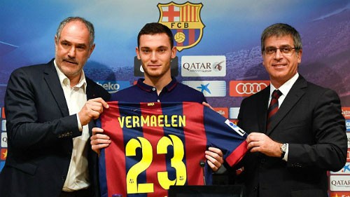 Zubizarreta (trái) và bản hợp đồng thất vọng Vermaelen. Ảnh: FCB.