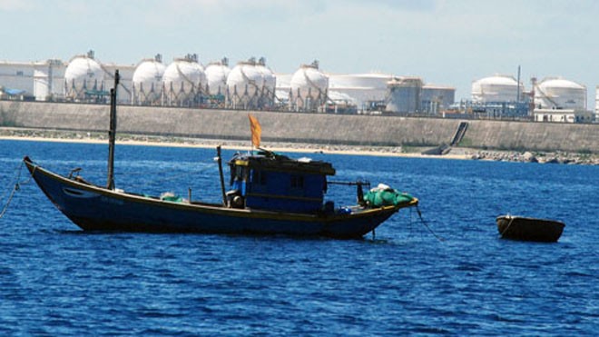 Ngư dân đánh bắt thủy sản gần nhà máy lọc dầu Dung Quất. Ảnh: Trí Tín.
