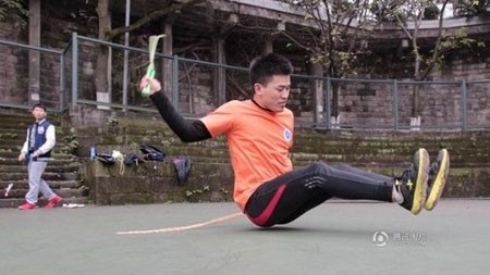 Yi Zhihua đã mất nhiều công sức, máu và nước mắt để tập luyện kỹ năng nhảy dây bằng mông.