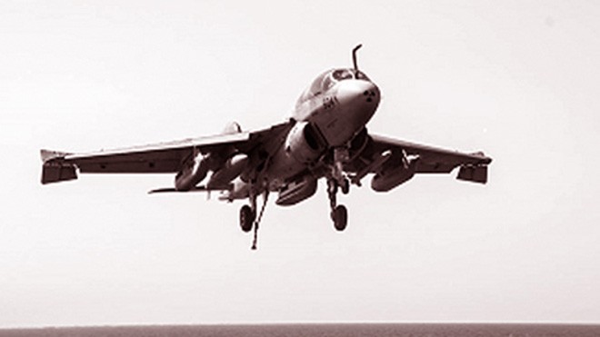 Chiếc EA-6B hạ cánh xuống tàu sân bay USS George H.W. Bush neo đậu ở vùng Vịnh sau khi không kích IS.