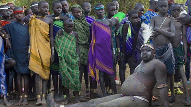 Đàn ông ở bộ lạc Bodi luôn cố muốn trở thành người béo nhất để được làm anh hùng. Ảnh: OmoValley.