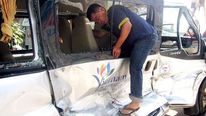 Người dân đập kính để cứu 12 nạn nhân ra ngoài trong vụ tai nạn với xe bồn. Ảnh: Hoàng Trường/VnExpress