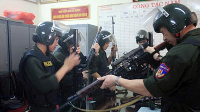 Các trinh sát đặc nhiệm Hà Nội chuẩn bị vũ khí lên đường làm nhiệm vụ.