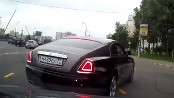 Tài xế Rolls-Royce ngang ngược chặn đường