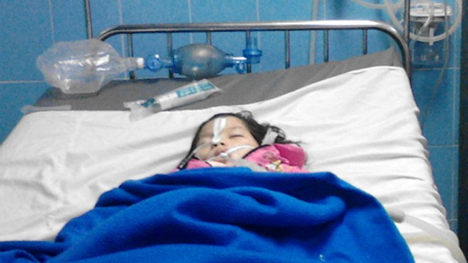 Bé gái đang được chăm sóc đặc biệt tại Bệnh viện Hữu nghị Việt Nam Cu Ba ở Đồng Hới. Ảnh: Long Nhật.