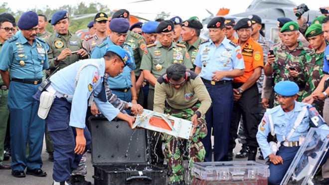 Thiết bị ghi dữ liệu hành trình của chuyến bay QZ8501 được đặt vào một thùng trong suốt chứa nước ngọt khi tới sân bay ở Pangkalan Bun, trước khi được bàn giao cho người đứng đầu Ủy ban An toàn Giao thông Quốc gia Indonesia và chuyển tới Jakarta để phục v