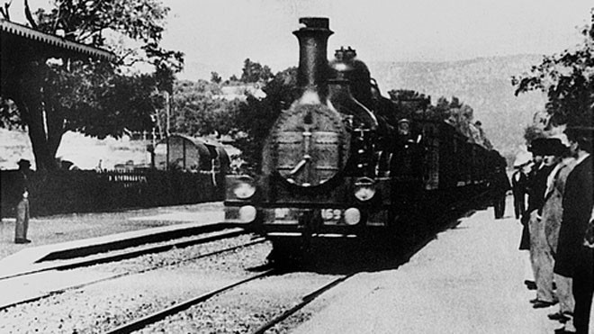 "l'arrivée d'un train en gare de la ciotat" - bộ phim đầu tiên được chiếu bán vé với hình ảnh kinh điển là đoàn tàu vào ga.