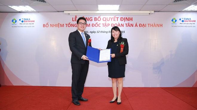 Chủ tịch HĐQT Tập đoàn - Bà Nguyễn Thị Mai Phương trao quyết định bổ nhiệm cho ông Nguyễn Duy Chính