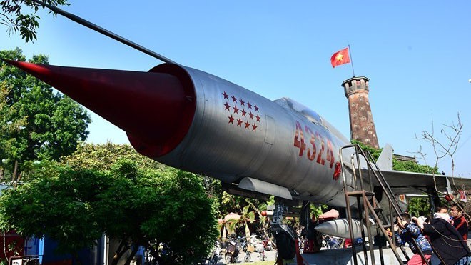 Chiếc Mig-21 được mệnh danh "én bạc" mang số hiệu 4324 do Liên Xô sản xuất, viện trợ cho Việt Nam năm 1967. Ảnh: Tuấn Mark