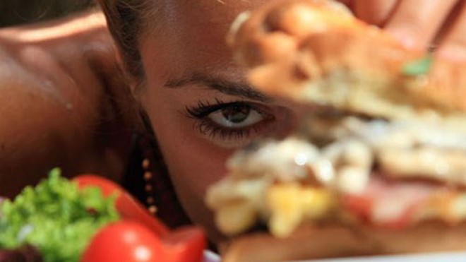 Luôn cảm thấy đói bắt nguồn từ nhiều nguyên nhân - Ảnh: Shutterstock