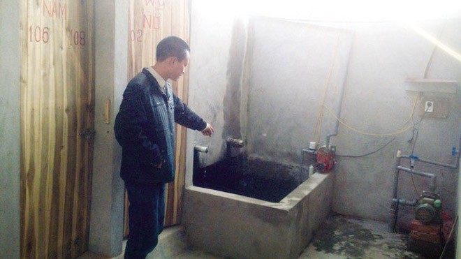 Anh Nguyễn Văn Tuấn chỉ bể nước mà Dũng lén bỏ thuốc để đầu độc công nhân. 