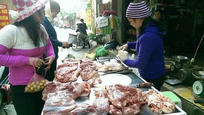 Quầy hàng hút khách nhờ bán thịt quê, rau sạch ở Hà Nội
