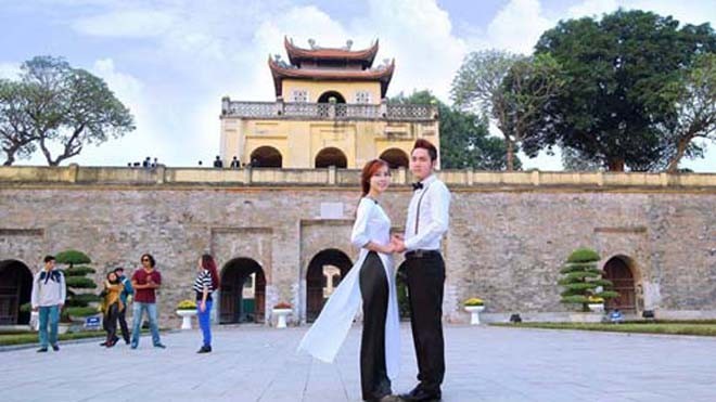 Hoàng thành Thăng Long là một trong những di tích được nhiều bạn trẻ lựa chọn chụp ảnh cưới.