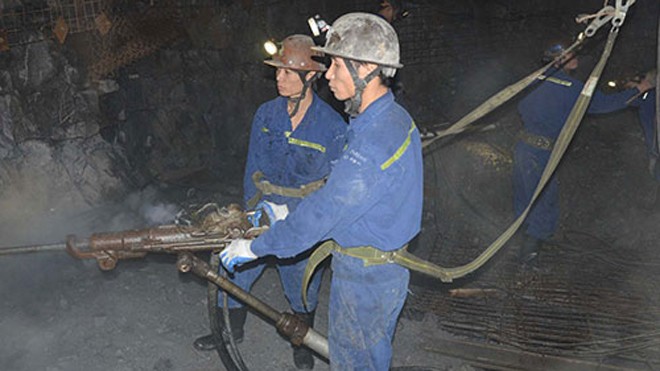 Công nhân mỏ than khoan lò ở độ sâu âm 300 m