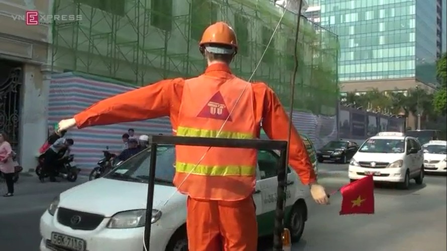 Robot điều khiển giao thông trên đường phố Sài Gòn